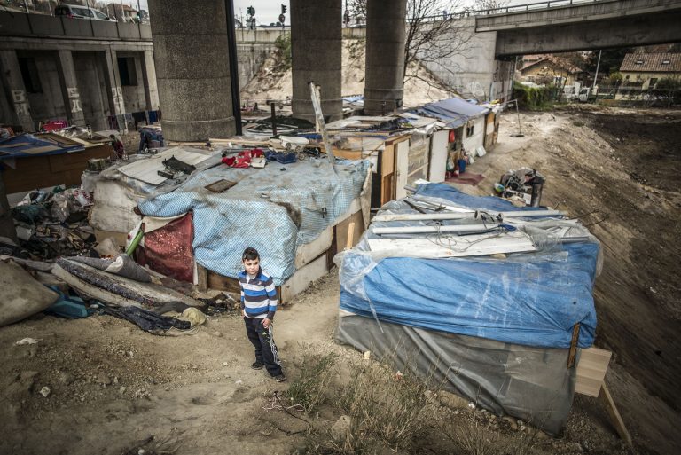 En France, Médecins du Monde travaille avec les collectivités locales pour améliorer les conditions d’hygiène au sein des bidonvilles, comme ici à Marseille ©Olivier Papegnies