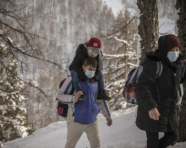 Dans les Hautes-Alpes, Médecins du Monde porte secours aux exilés qui ont traversé la frontière franco-italienne.