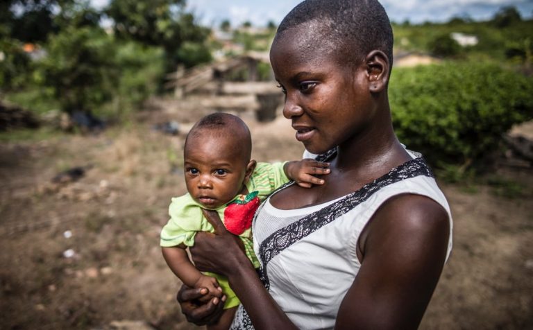 femme avec son bébé dans les bras