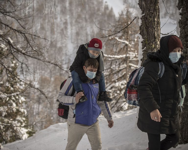 Exilés traversant la frontière franco-italienne © Eric Franceschi