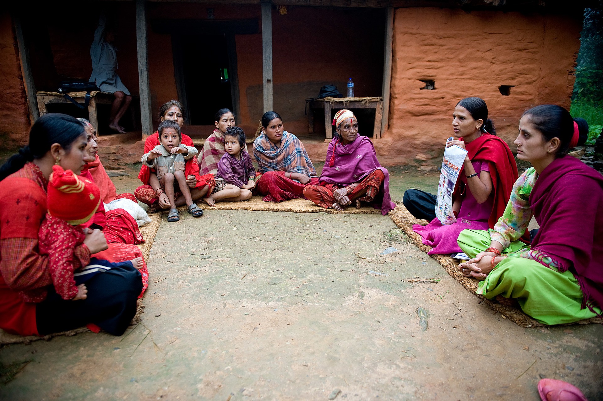 Les femmes suivent en groupe une formation à la microfinance. © Benoît Guenot