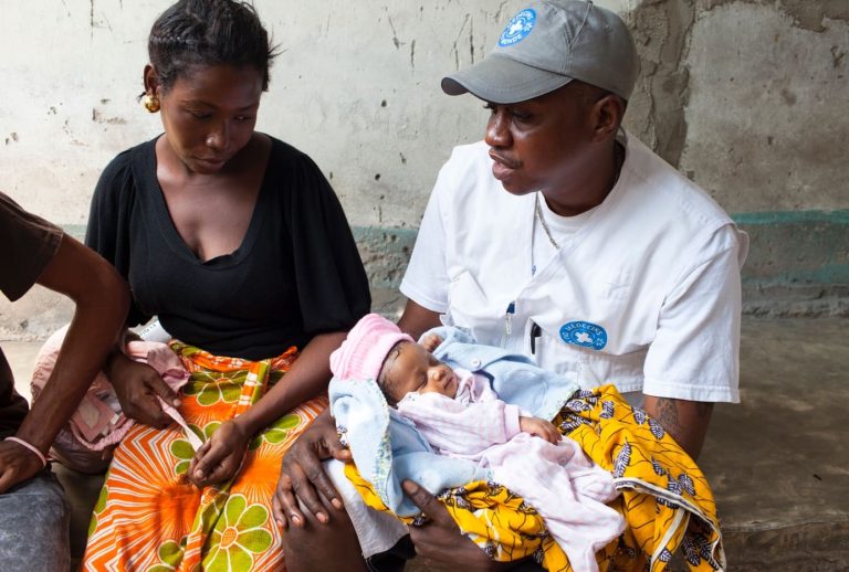 un couple avec un bébé dans les bras