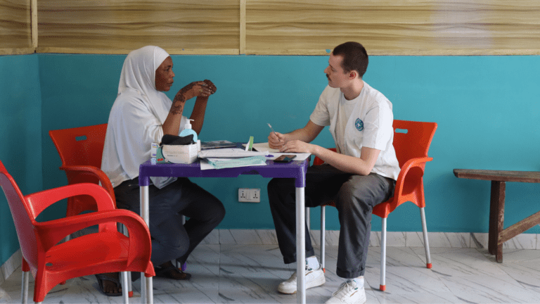 Malnutrition enfants Nigéria - Aisha et un staff MdM