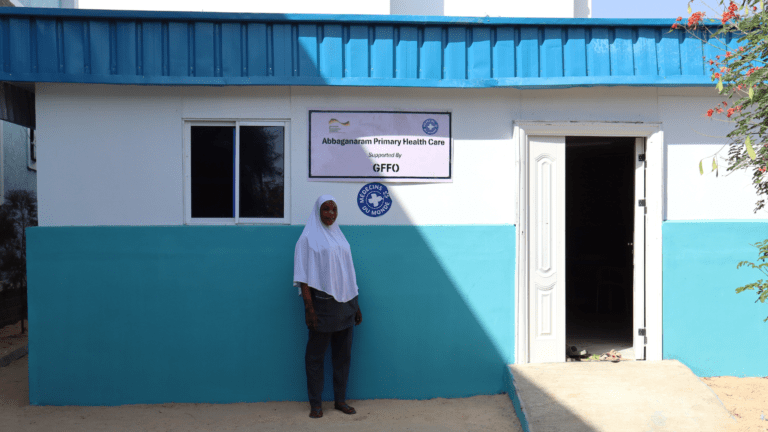 Aisha devant l’unité Nutrition d’Abbaganaram.