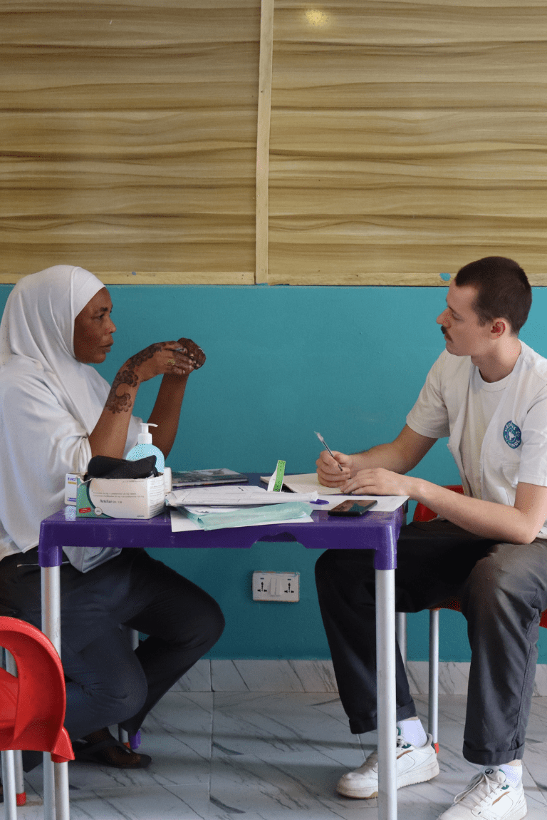Malnutrition enfants Nigéria - Aisha et un staff MdM