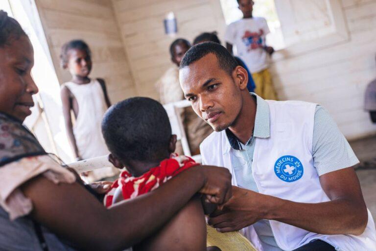 soignant à madagascar s'occupant d'un enfant